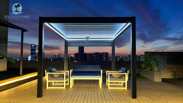 Whirlpool unter einer Pergola