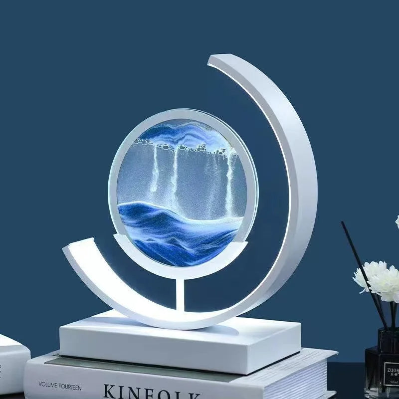 Eine 'Luce del Cerchio' Nachttischlampe mit modernem, kreisförmigem Design und sanfter LED-Beleuchtung auf einem Buch platziert.