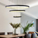 Eine Reihe von 'LuceElegante' Deckenlampen mit modernem, spiralförmigem Design in verschiedenen Größen beleuchten elegant die Räume eines Hauses mit ihrem warmweißen, energieeffizienten LED-Licht.