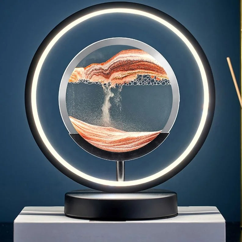 Eine 'Luce del Cerchio' Nachttischlampe mit modernem, kreisförmigem Design und sanfter LED-Beleuchtung auf einem Buch platziert.