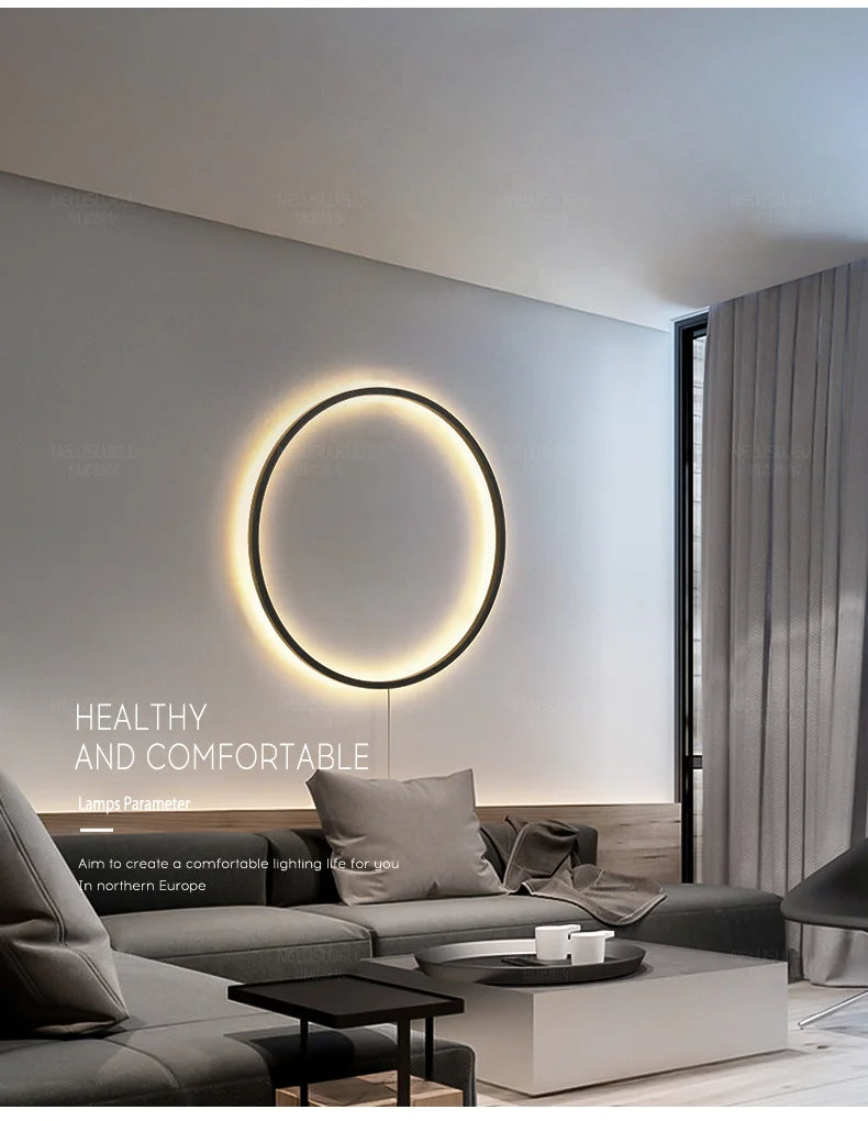 Image d'une lampe murale 'Circolo di Luce', un arc lumineux circulaire élégant en noir ou blanc, monté sur un mur avec une lueur chaude.