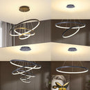 Una gamma di lampade da soffitto "LuceElegante" dal design moderno e a spirale, in varie dimensioni, illumina elegantemente gli ambienti di una casa con la loro luce LED bianca calda e a risparmio energetico.