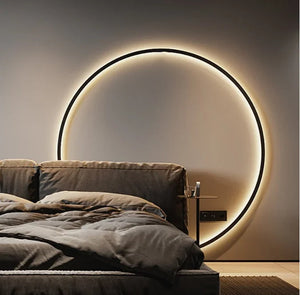Immagine di una lampada da parete "Circolo di Luce", un elegante arco di luce circolare in bianco o nero, montato su una parete con un caldo bagliore di luce.