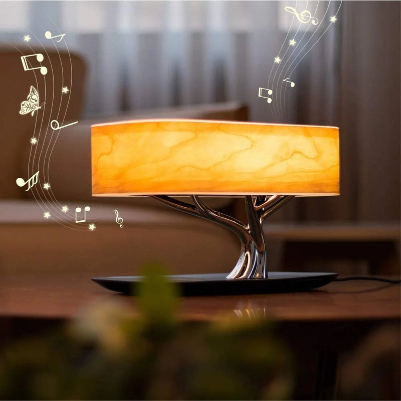 Lampada da comodino di ispirazione italiana LuceArmonia Albero con altoparlante Bluetooth e controllo touch in un ambiente accogliente