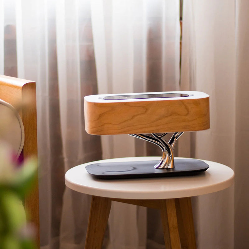 Lampada da comodino di ispirazione italiana LuceArmonia Albero con altoparlante Bluetooth e controllo touch in un ambiente accogliente