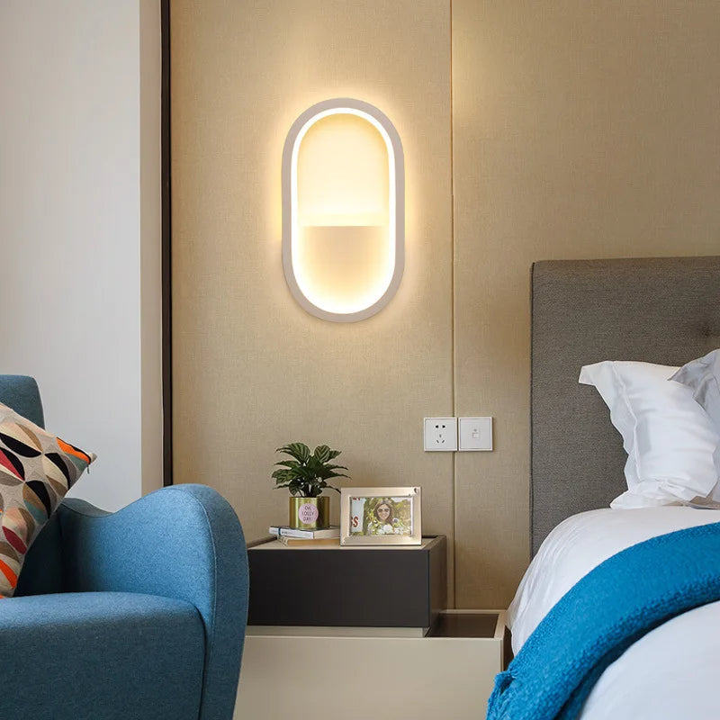 Elegante lampada da parete 'LuceMuraleModerna' in bianco/nero, che emette una luce morbida e calda, montata su una parete grigia accanto a una tenda.