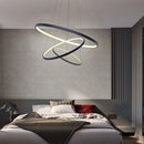 Una gamma di lampade da soffitto "LuceElegante" dal design moderno e a spirale, in varie dimensioni, illumina elegantemente gli ambienti di una casa con la loro luce LED bianca calda e a risparmio energetico.