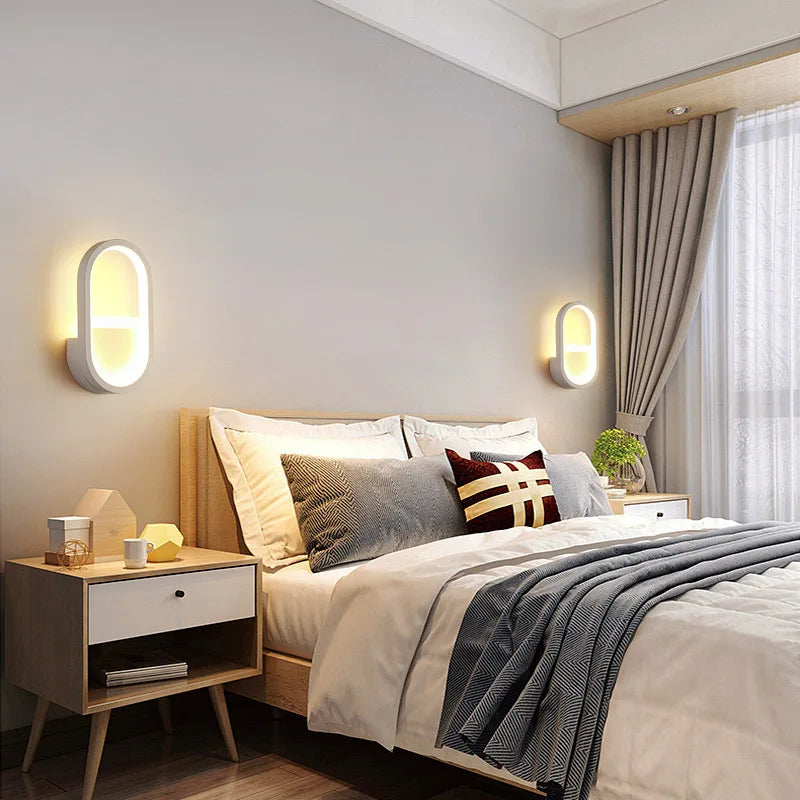 Elegante lampada da parete 'LuceMuraleModerna' in bianco/nero, che emette una luce morbida e calda, montata su una parete grigia accanto a una tenda.