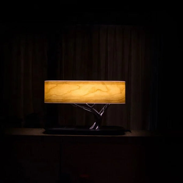 Lampada da comodino di ispirazione italiana LuceArmonia Albero con altoparlante Bluetooth e controllo touch in un ambiente accogliente