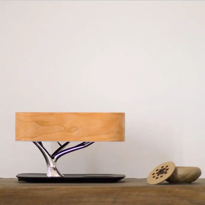 Lampada da comodino di ispirazione italiana LuceArmonia Albero con altoparlante Bluetooth e controllo touch in un ambiente accogliente